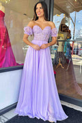 Vestido longo de baile com decote ombro a ombro, corte evasê, chiffon, aplicação e atilhos