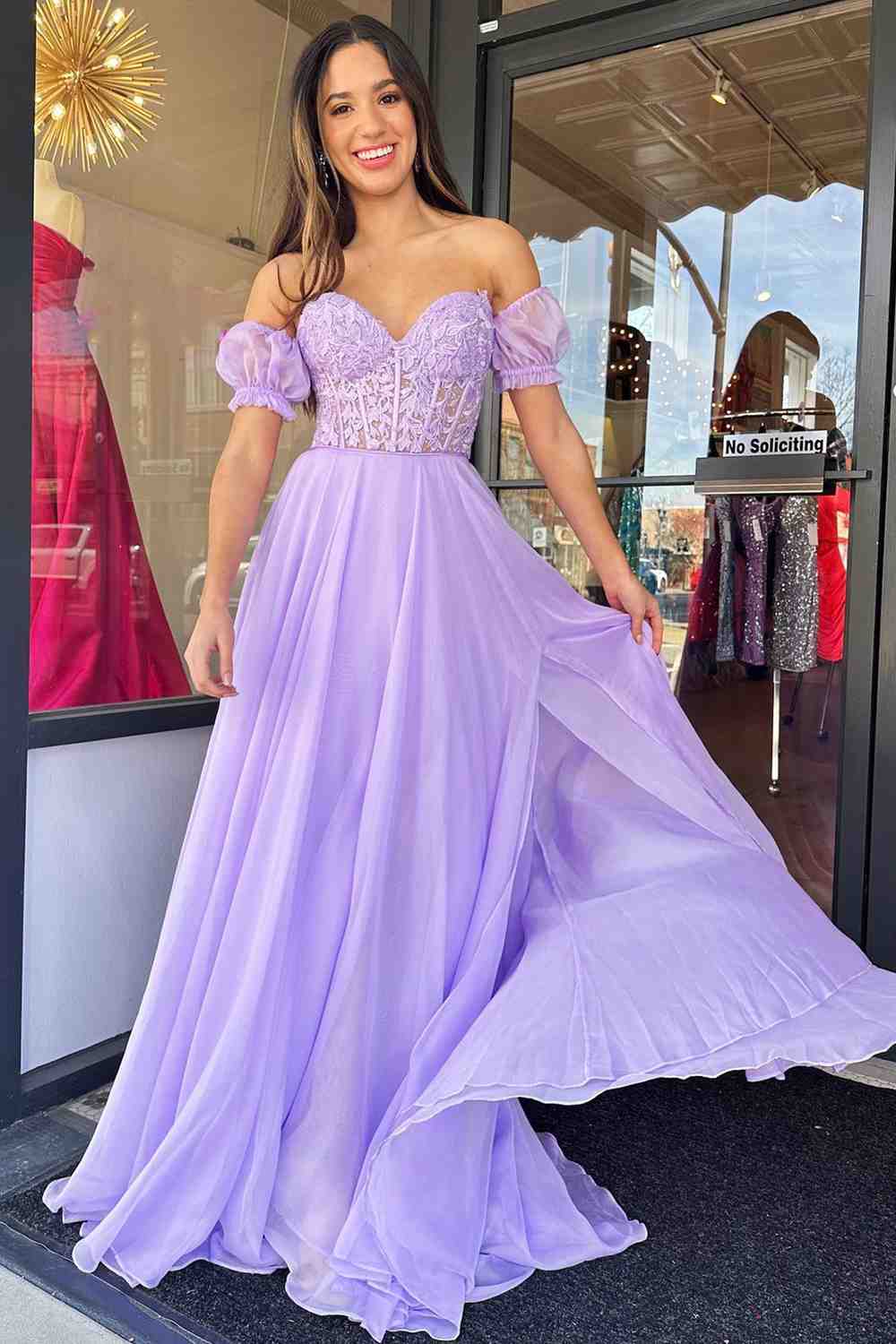 Vestido longo de baile com decote ombro a ombro, corte evasê, chiffon, aplicação e atilhos