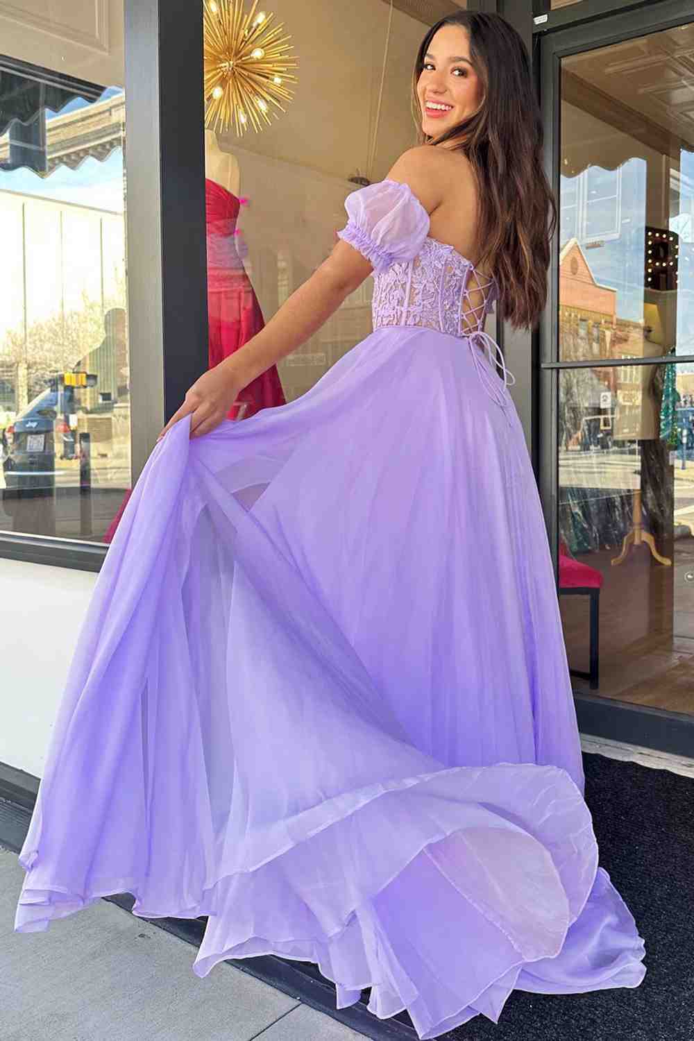 Vestido longo de baile com decote ombro a ombro, corte evasê, chiffon, aplicação e atilhos