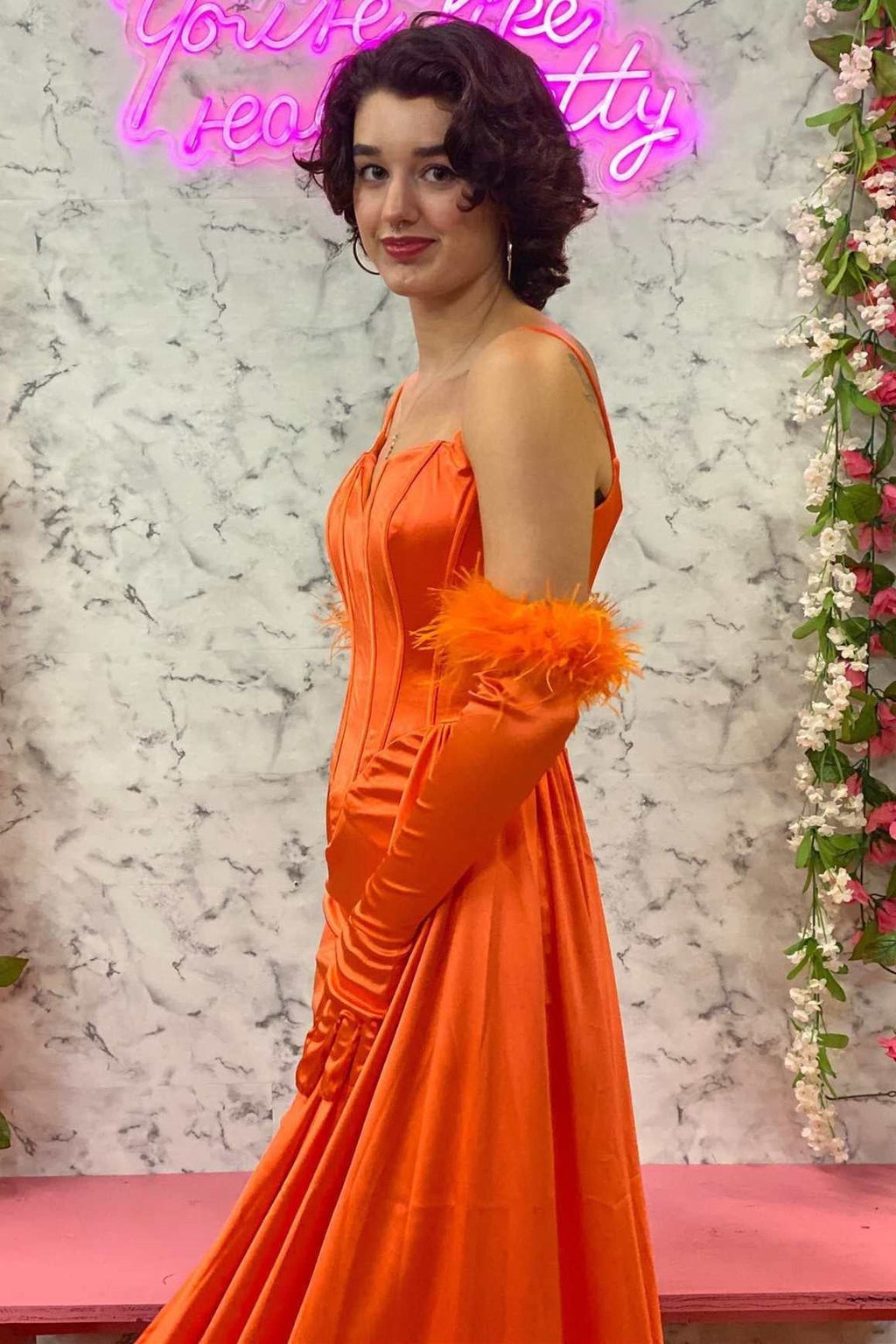 Vestido de Regresso a Casa com Alças Finas e Cauda Lateral