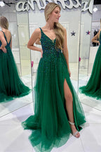 Abito da sera verde cacciatore in tulle con perline e scollo a V con spacco