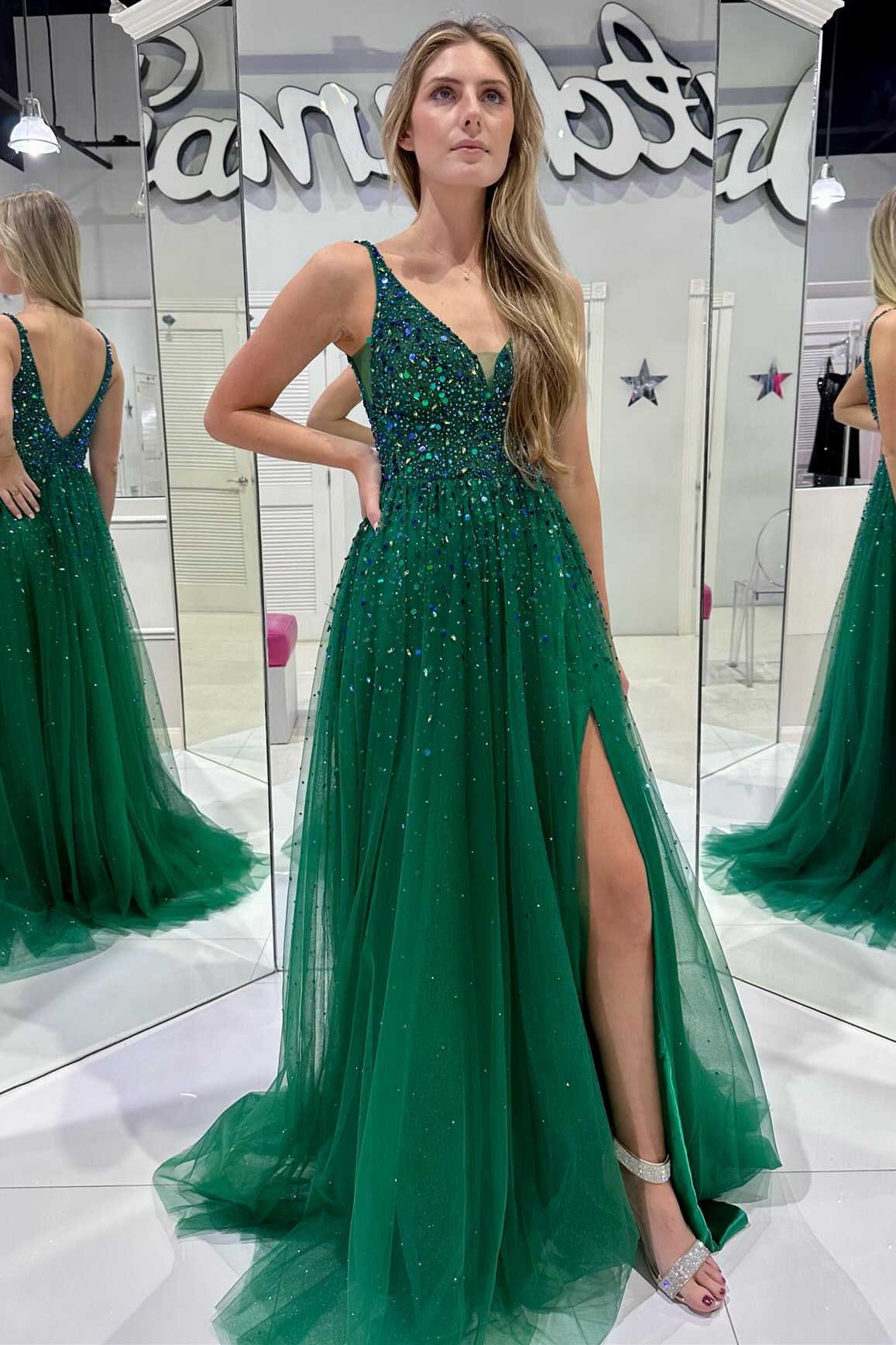 Abito da sera verde cacciatore in tulle con perline e scollo a V con spacco
