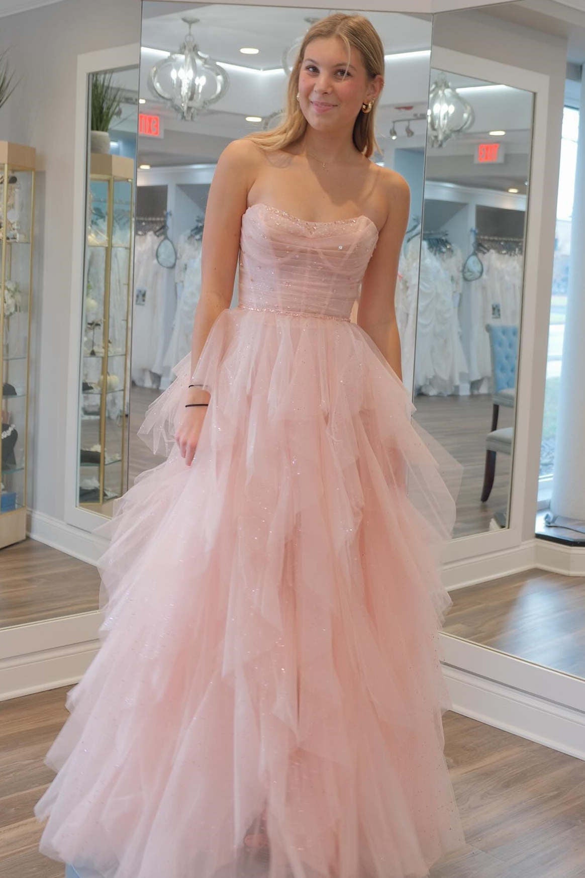 Vestido de baile cor-de-rosa claro com lantejoulas, contas, folhos e tule, sem alças
