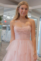Vestido de baile cor-de-rosa claro com lantejoulas, contas, folhos e tule, sem alças
