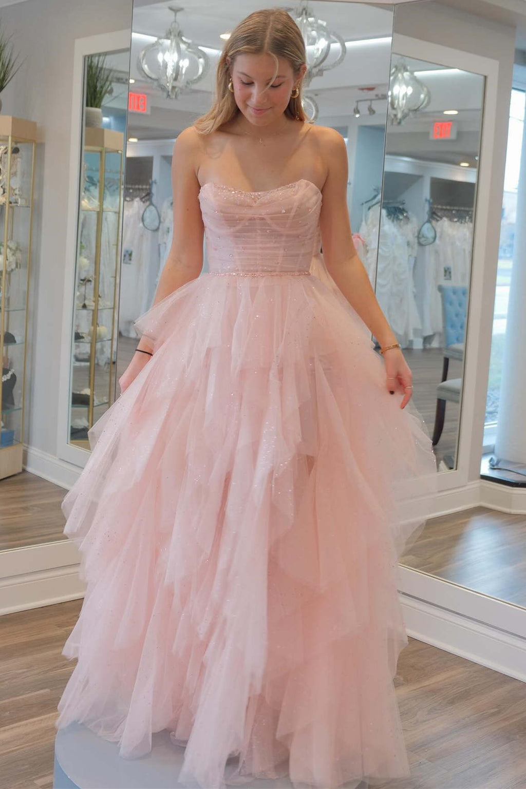 Vestido de baile cor-de-rosa claro com lantejoulas, contas, folhos e tule, sem alças
