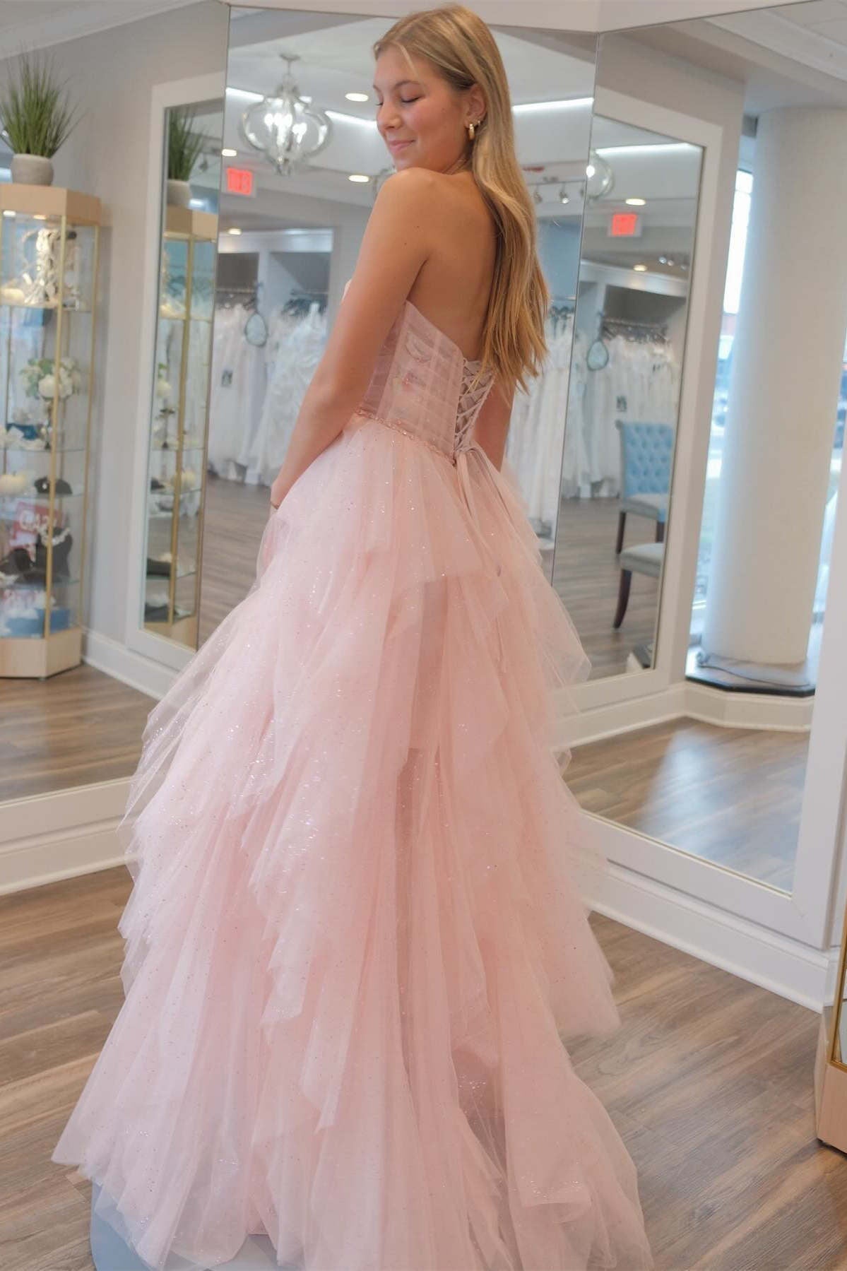 Vestido de baile cor-de-rosa claro com lantejoulas, contas, folhos e tule, sem alças