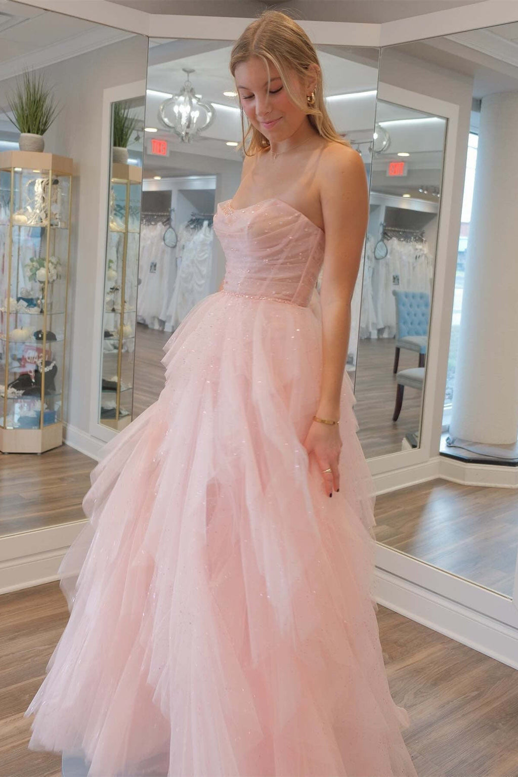 Vestido de baile cor-de-rosa claro com lantejoulas, contas, folhos e tule, sem alças