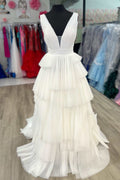 Langes, plissiertes, mehrlagiges Abendkleid mit V-Ausschnitt