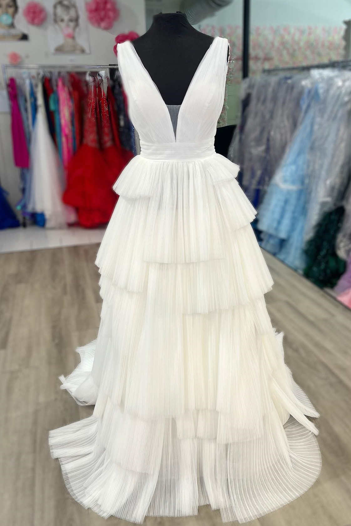 Langes, plissiertes, mehrlagiges Abendkleid mit V-Ausschnitt