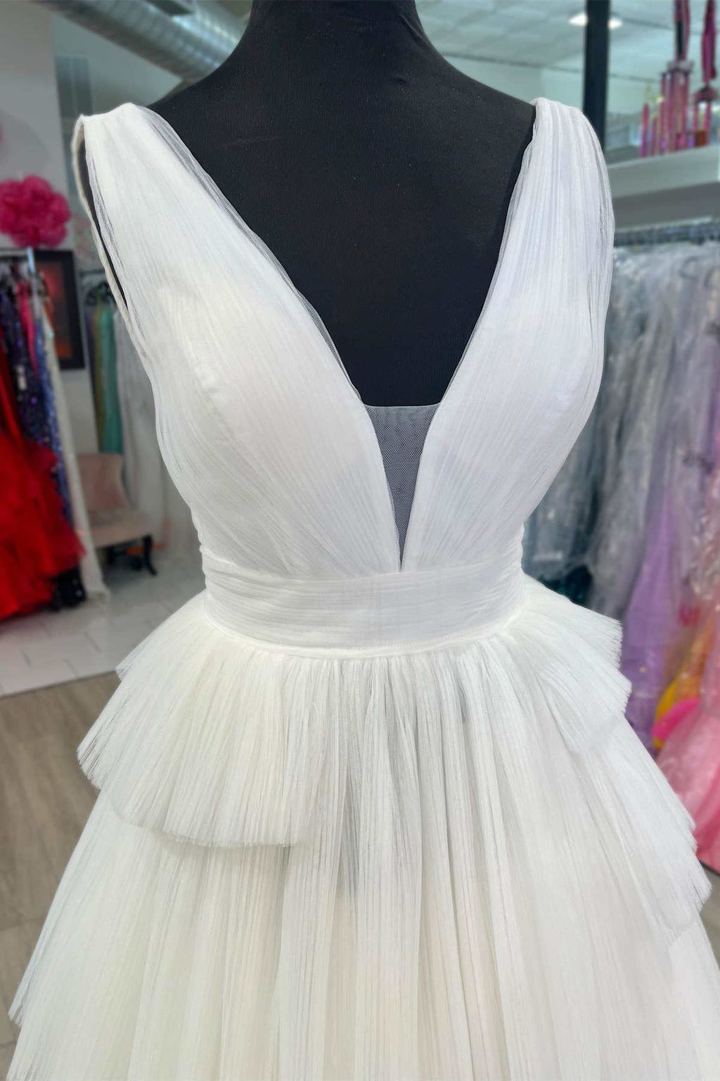 Langes, plissiertes, mehrlagiges Abendkleid mit V-Ausschnitt