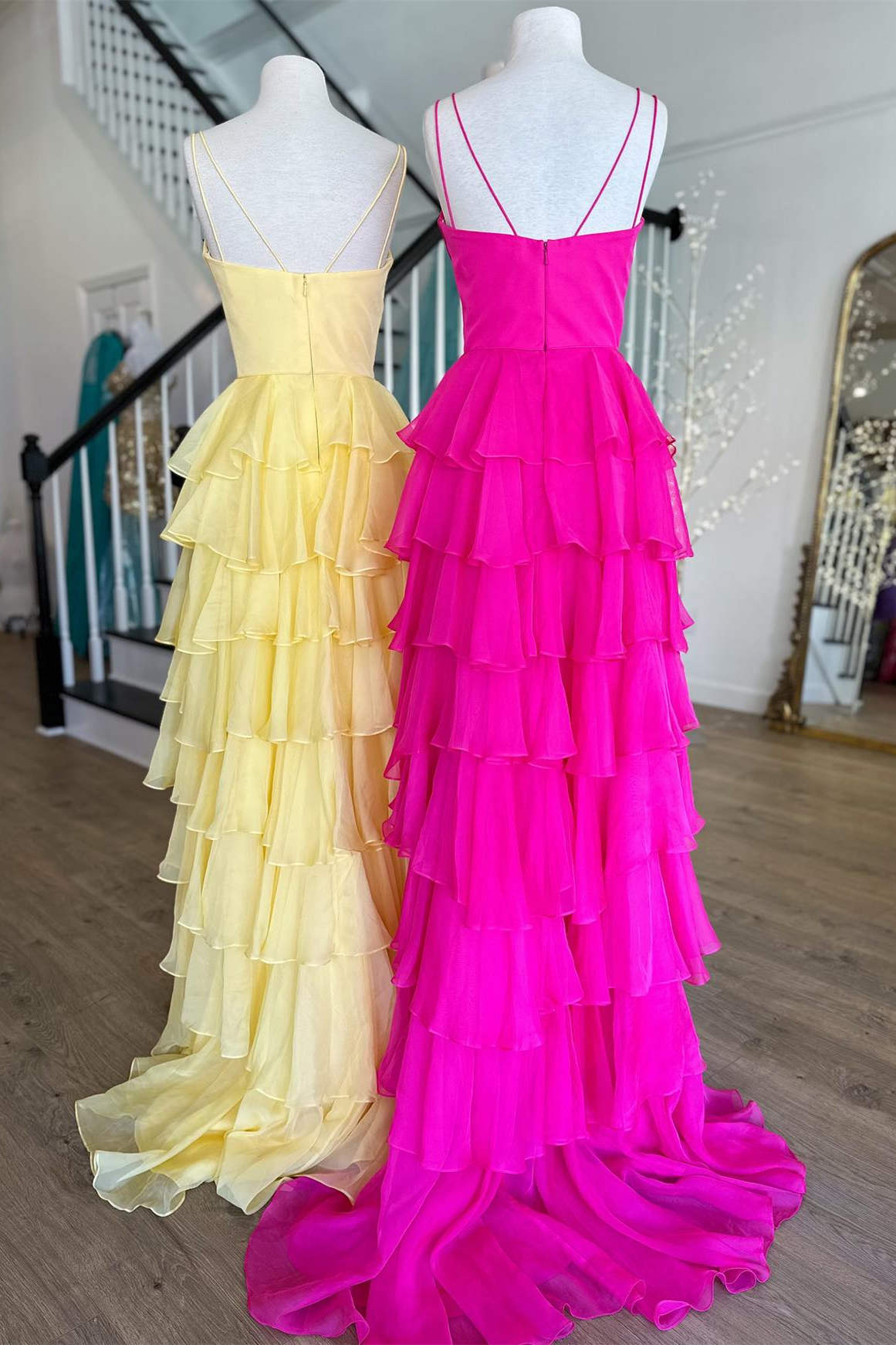 Vestido de cerimónia em chiffon com folhos, alças em decote em V e racha