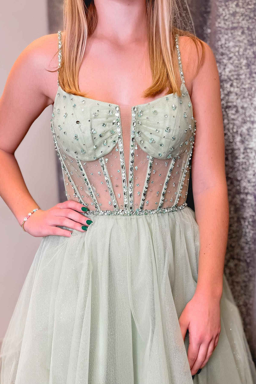 Abito da sera a linea ad A in tulle con spalline, paillettes e perline