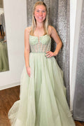 Abito da sera a linea ad A in tulle con spalline, paillettes e perline