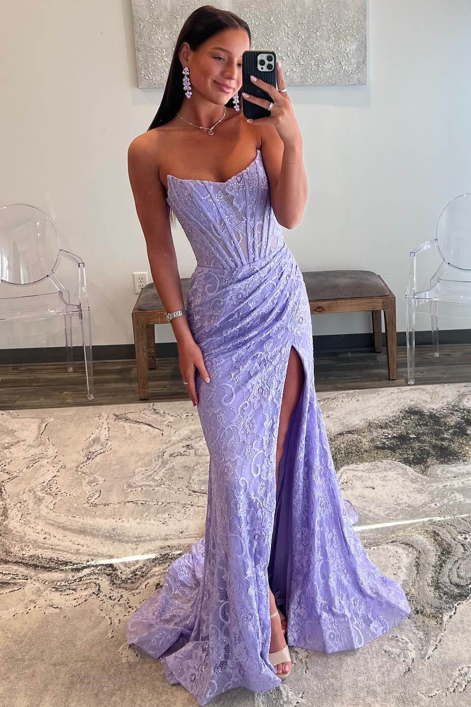 Vestido de Baile Sereia com Renda, Franzido, Sem Alças e Fenda, em Lavanda