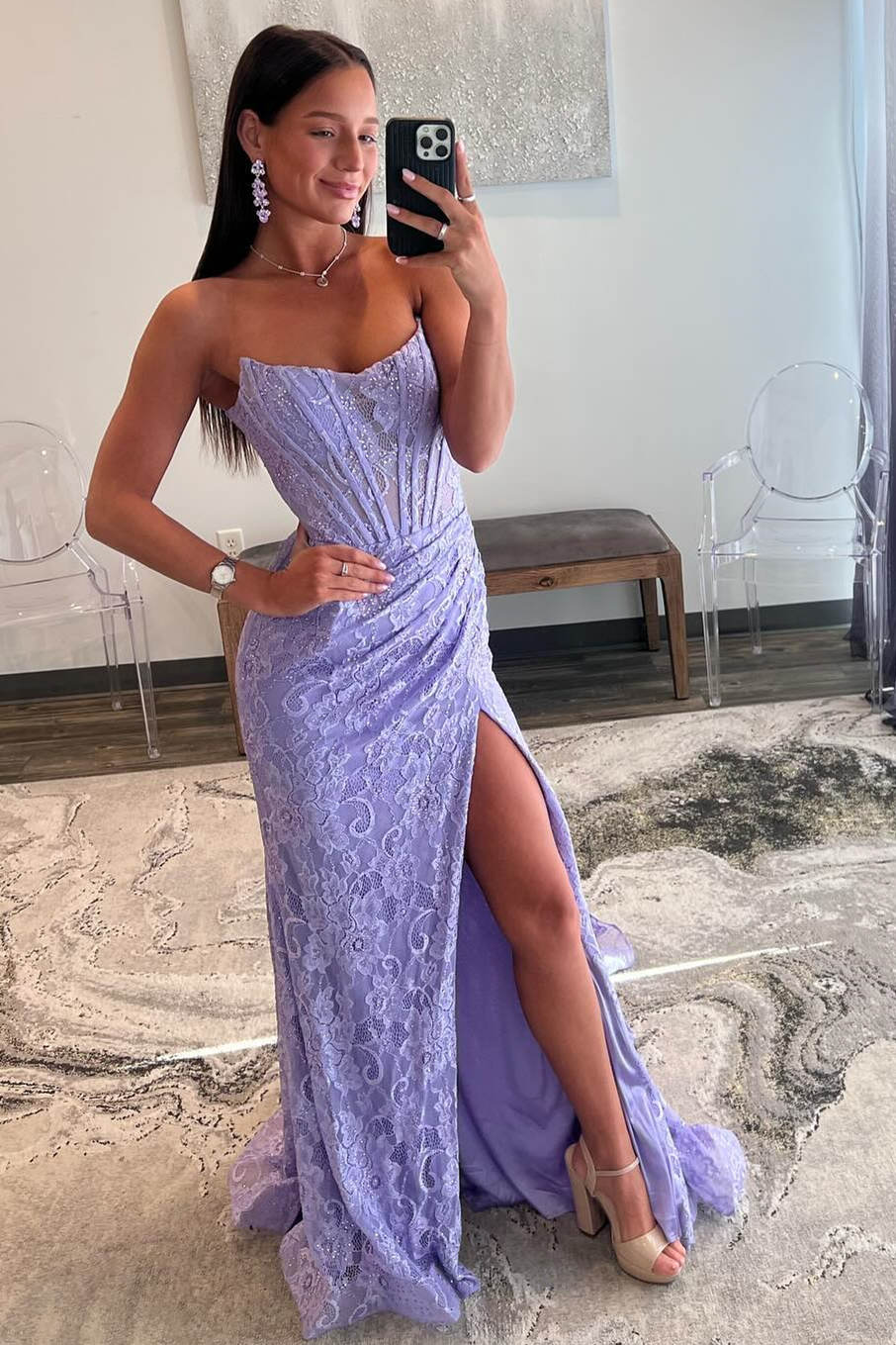 Vestido de Baile Sereia com Renda, Franzido, Sem Alças e Fenda, em Lavanda