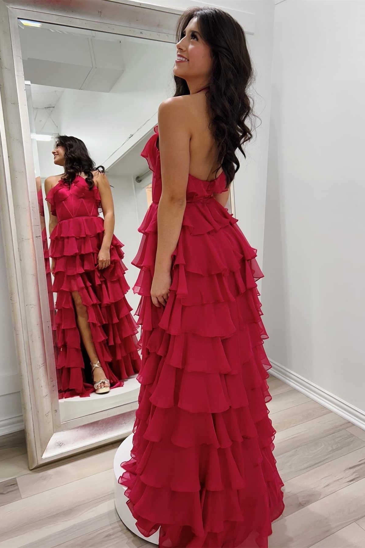 Vestido de Baile de Gala com Decote Halter, Rendas, Camadas e Fenda Lateral
