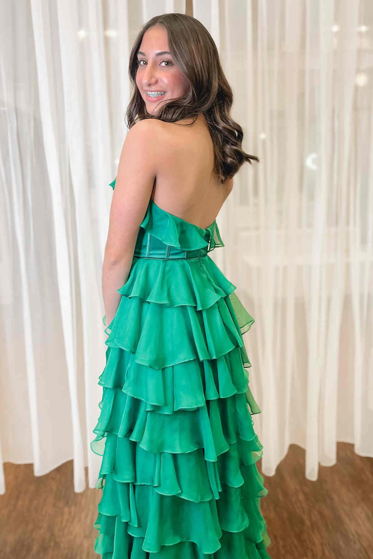 Vestido de Baile de Gala com Decote Halter, Rendas, Camadas e Fenda Lateral