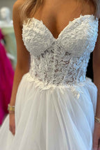 Vestido longo de baile com folhos e aplicações de tule em decote coração