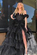 Vestido Preto em Linha A com Renda em Camadas e Fenda, Estilo Coração Sedutor