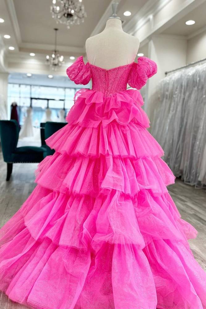Vestido Preto em Linha A com Renda em Camadas e Fenda, Estilo Coração Sedutor