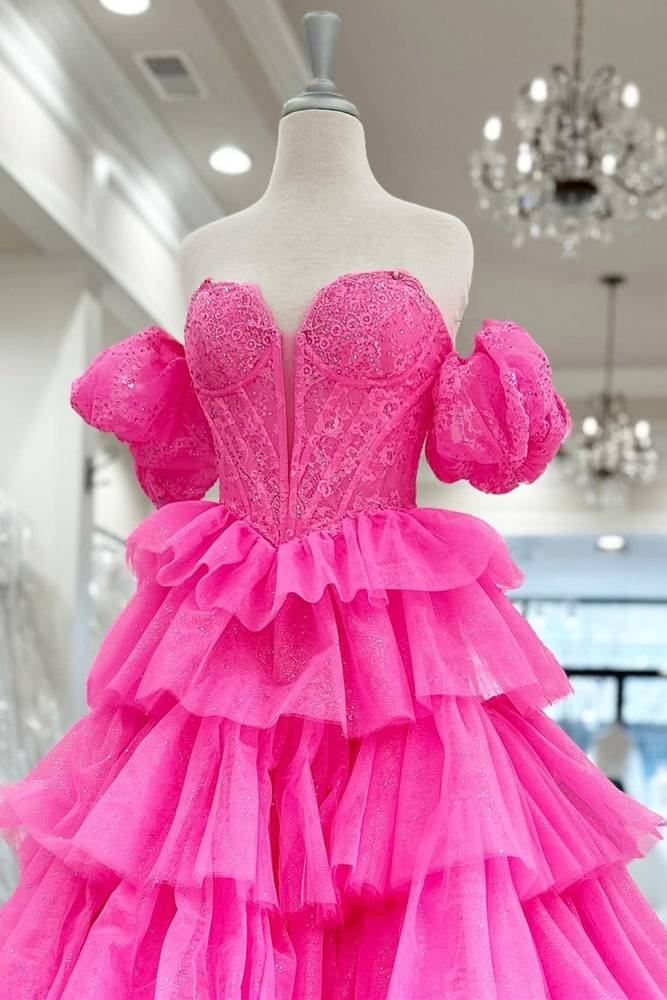 Vestido Preto em Linha A com Renda em Camadas e Fenda, Estilo Coração Sedutor