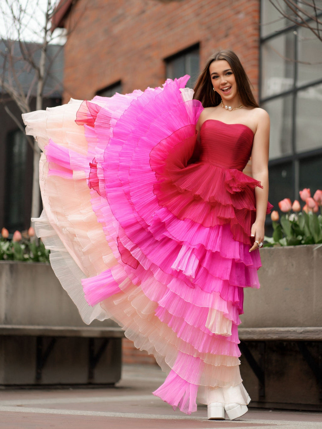 Vestido longo de baile com corpete franzido e folhos