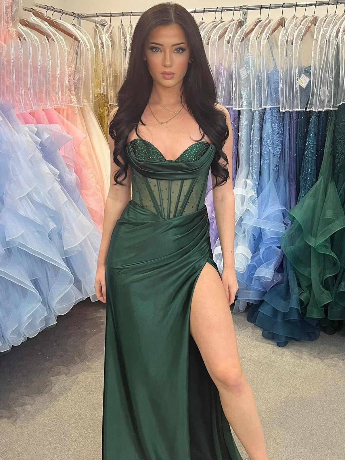 Genie | Robe longue de cérémonie sirène vert foncé avec corset transparent orné de perles