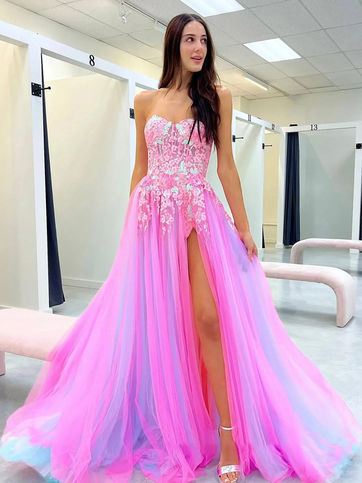 Georgia | Vestido largo de fiesta con escote corazón, encaje con apliques y falda en línea A con abertura