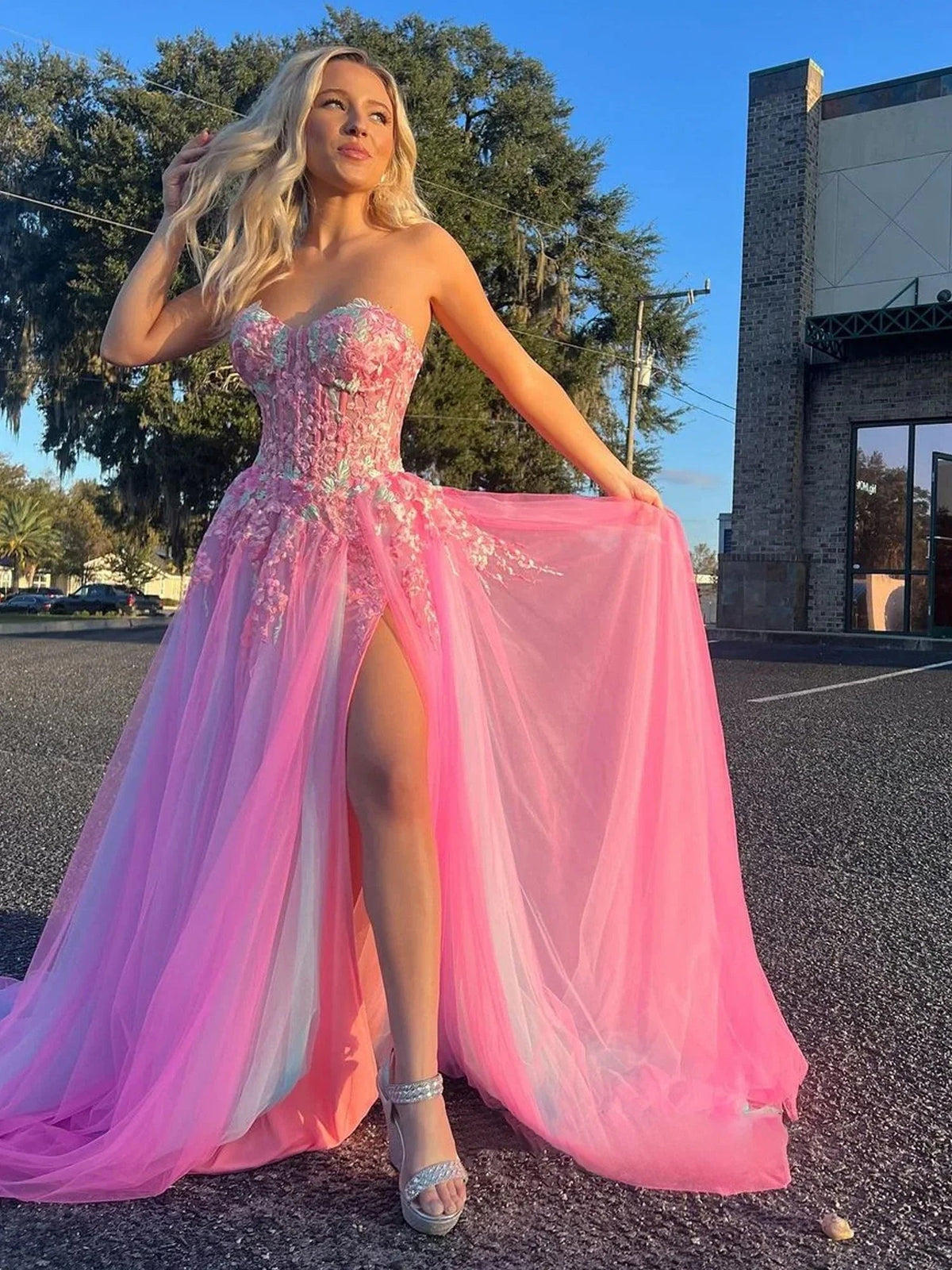Georgia | Vestido largo de fiesta con escote corazón, encaje con apliques y falda en línea A con abertura