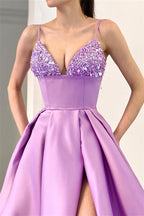 Glamouröses A-Linien-Ballkleid mit Spaghettiträgern, Schlitz vorn und Pailletten