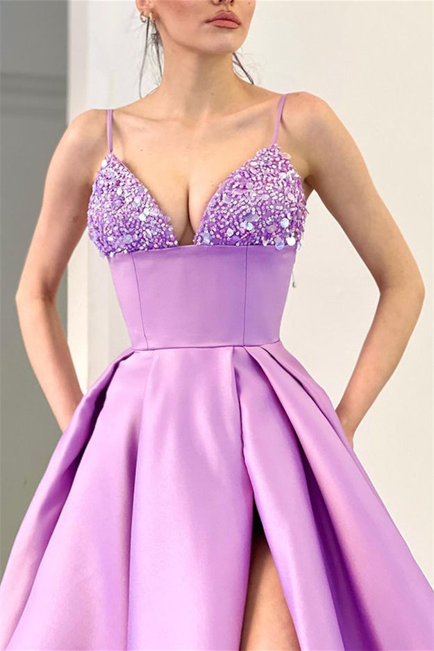 Glamouröses A-Linien-Ballkleid mit Spaghettiträgern, Schlitz vorn und Pailletten