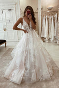 Glamouröses A-Linien-Brautkleid mit V-Ausschnitt, Trägern und Applikationen und Spitze
