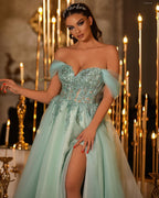 Robe de bal longue glamour en ligne A, épaules dénudées, en dentelle perlée avec fente