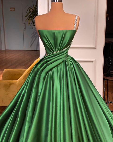 Robe de bal longue glamour en ligne A, une épaule, sans manches