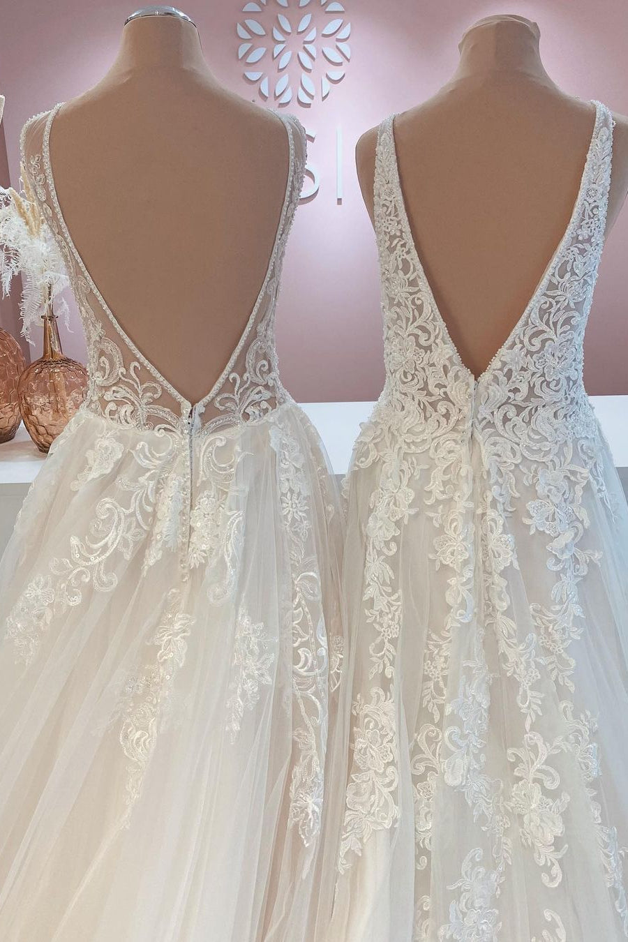 Abito da sposa lungo a linea ad A con schiena scoperta, applicazioni in pizzo e tulle scintillante