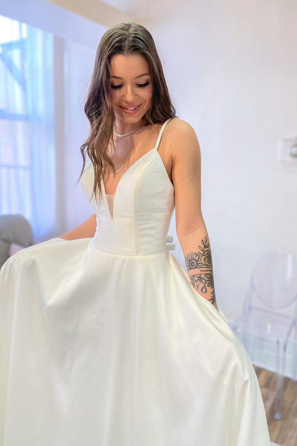 Glamuroso vestido de novia largo de satén con escote en A y espalda descubierta, con bolsillos
