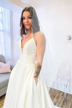 Glamuroso vestido de novia largo de satén con escote en A y espalda descubierta, con bolsillos