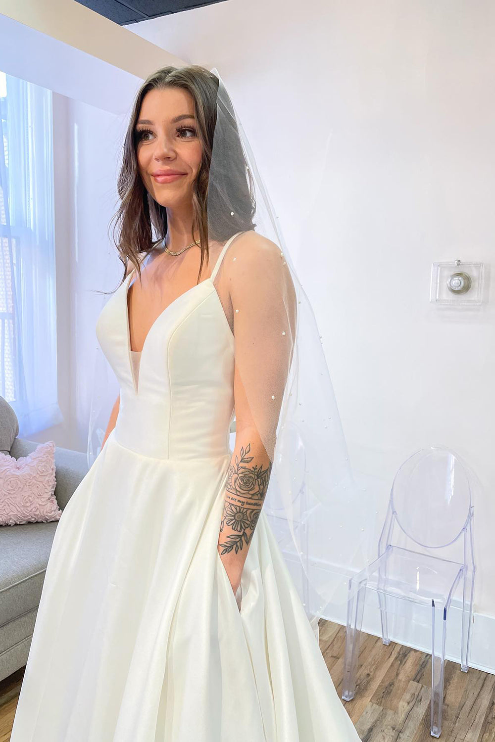 Glamuroso vestido de novia largo de satén con escote en A y espalda descubierta, con bolsillos