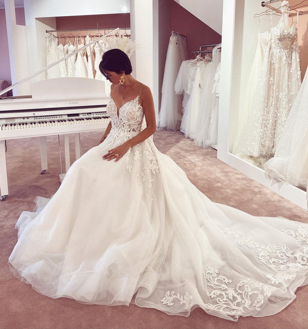 Vestido de Noiva Glamouroso Comprido em Linha A com Decote em V, Apliques de Renda e Tule