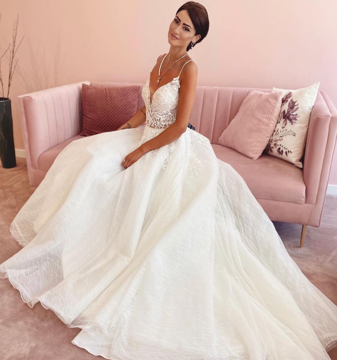 Vestido de Noiva Glamouroso Comprido em Linha A com Decote em V, Apliques de Renda e Tule