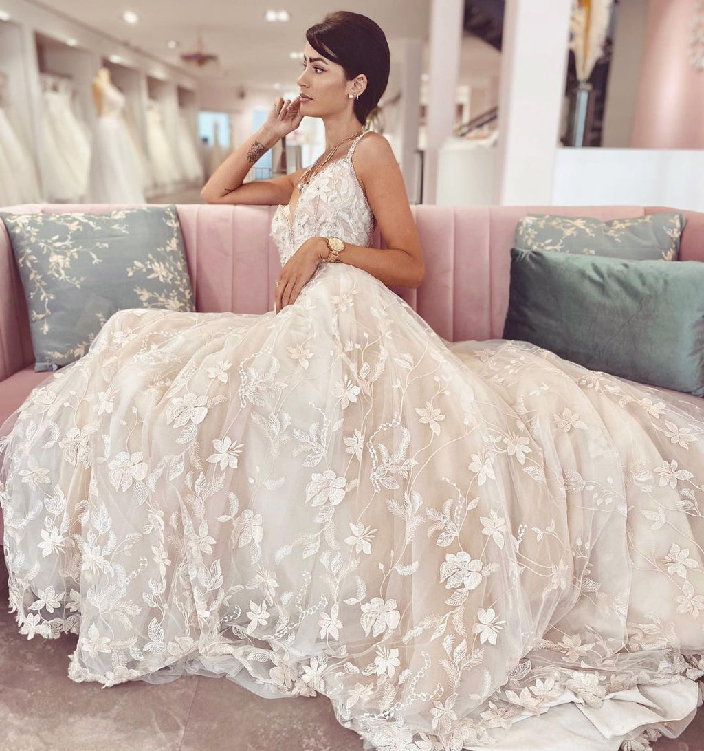 Vestido de Noiva Glamouroso Comprido em Linha A com Decote em V, Apliques de Renda e Tule