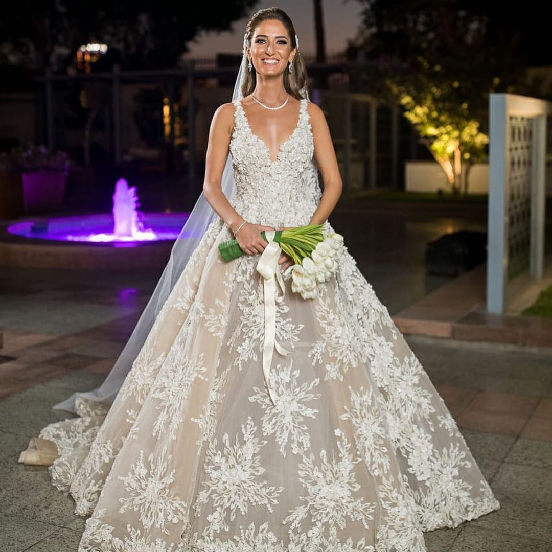 Glamoroso vestido de novia largo de encaje con escote en V y corte A