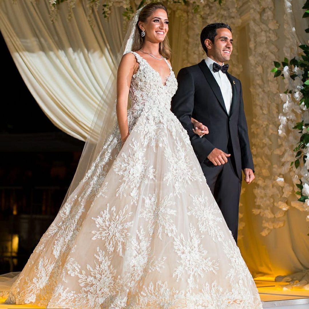 Glamoroso vestido de novia largo de encaje con escote en V y corte A