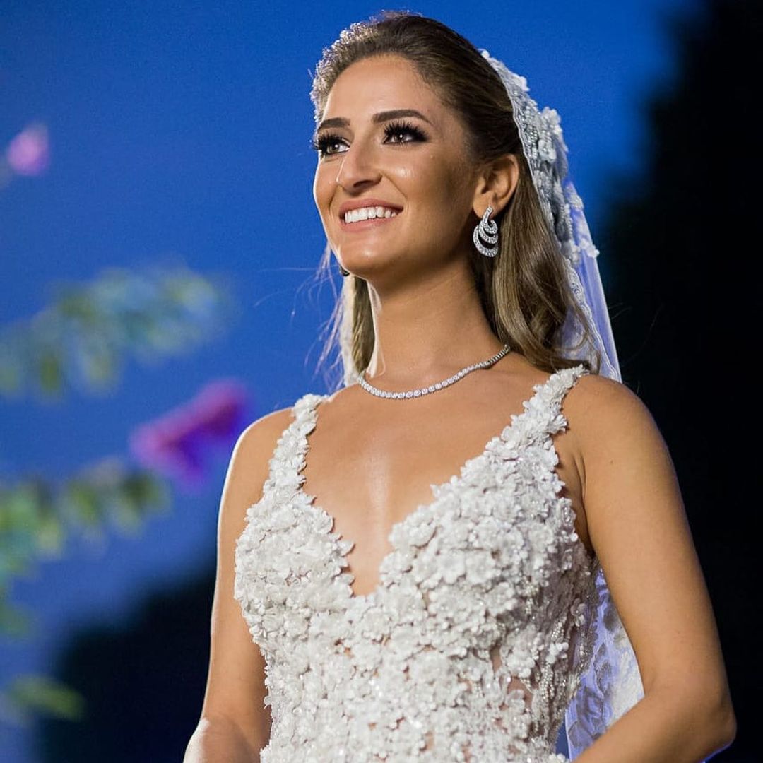 Glamoroso vestido de novia largo de encaje con escote en V y corte A