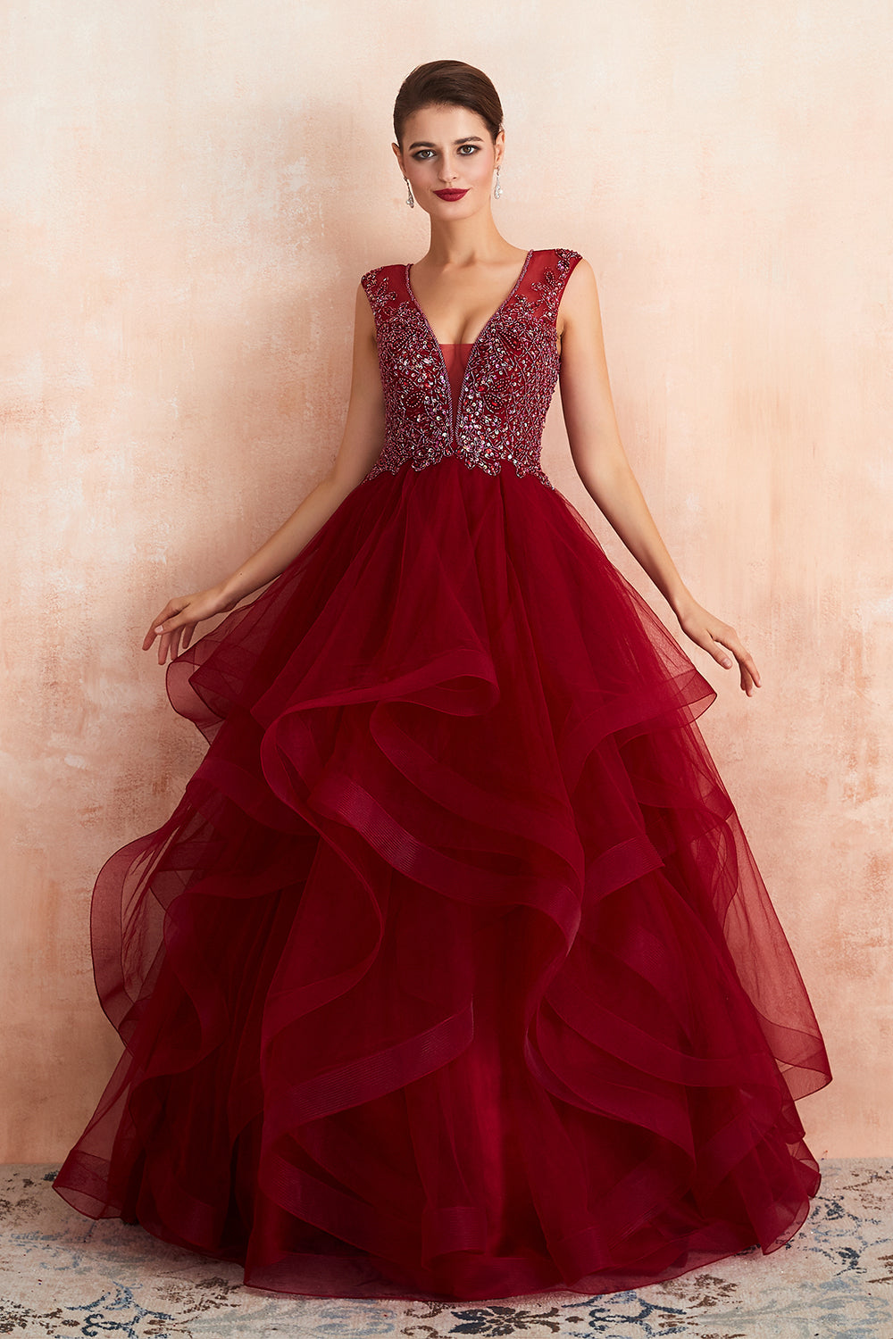 Robe de bal longue et élégante en tulle bordeaux à col en V