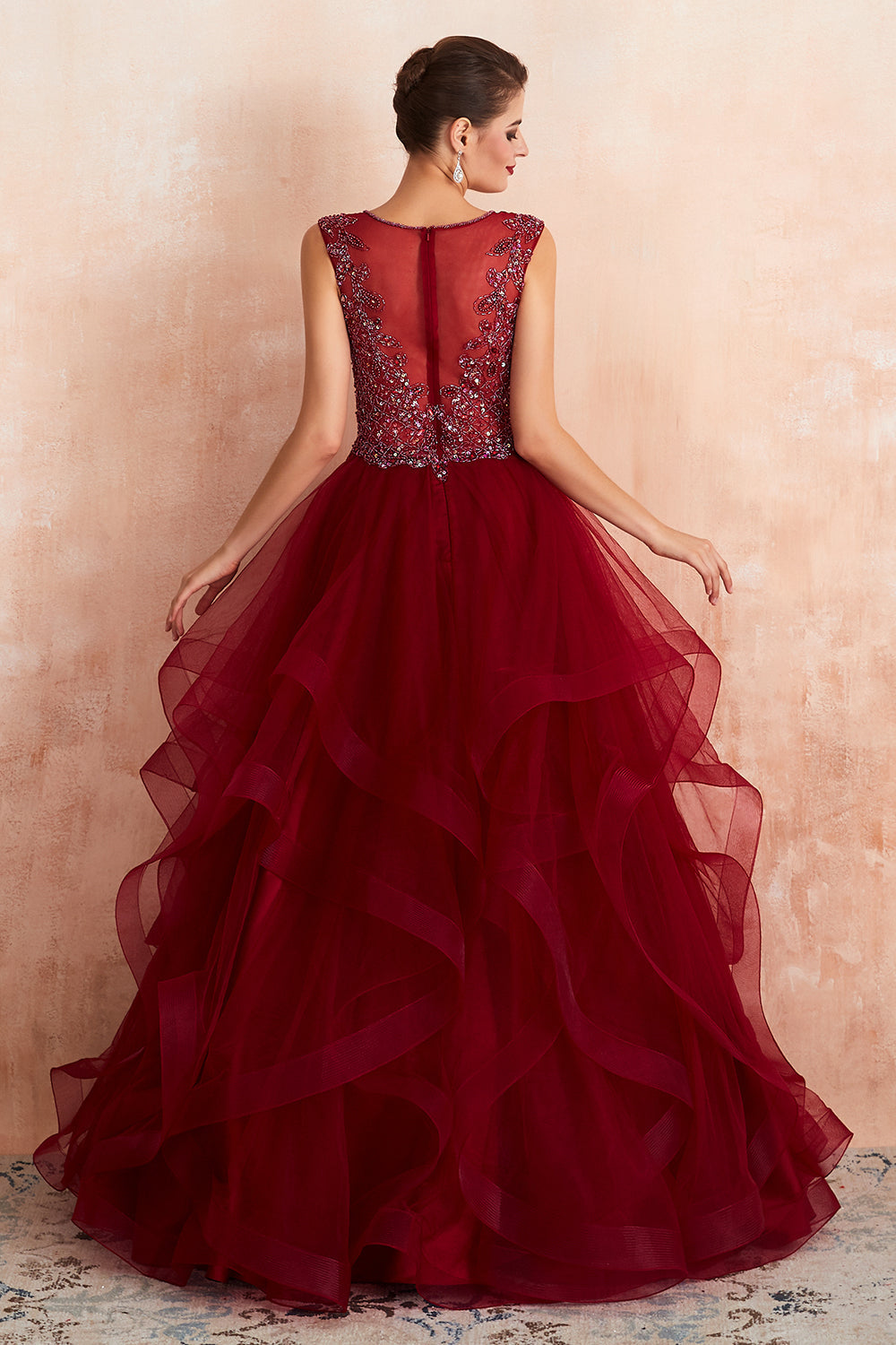 Robe de bal longue et élégante en tulle bordeaux à col en V