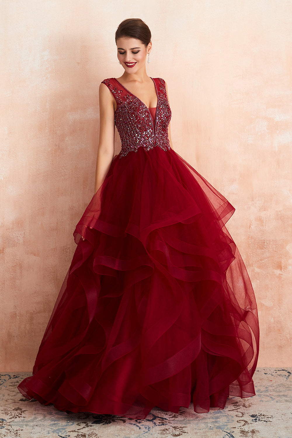 Robe de bal longue et élégante en tulle bordeaux à col en V