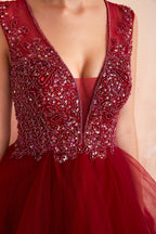 Robe de bal longue et élégante en tulle bordeaux à col en V