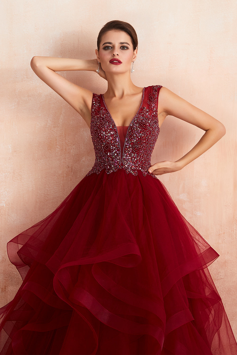 Robe de bal longue et élégante en tulle bordeaux à col en V