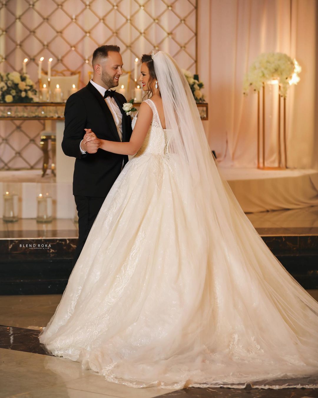 Abito da sposa lungo e sfarzoso a palloncino con scollo a V in tulle e applicazioni di pizzo